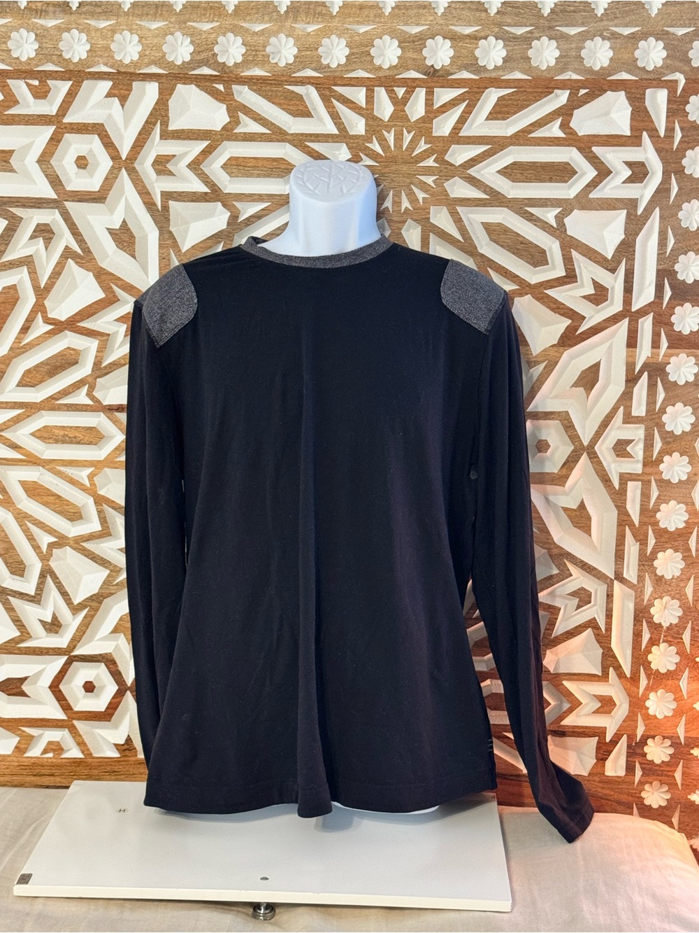 Lululemon Men's Black Long-Sleeve Crewneck Shirt with Contrast Shoulders